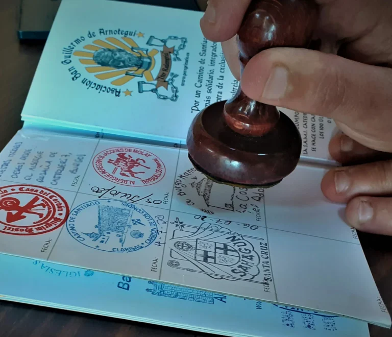 Credencial del peregrino y compostela