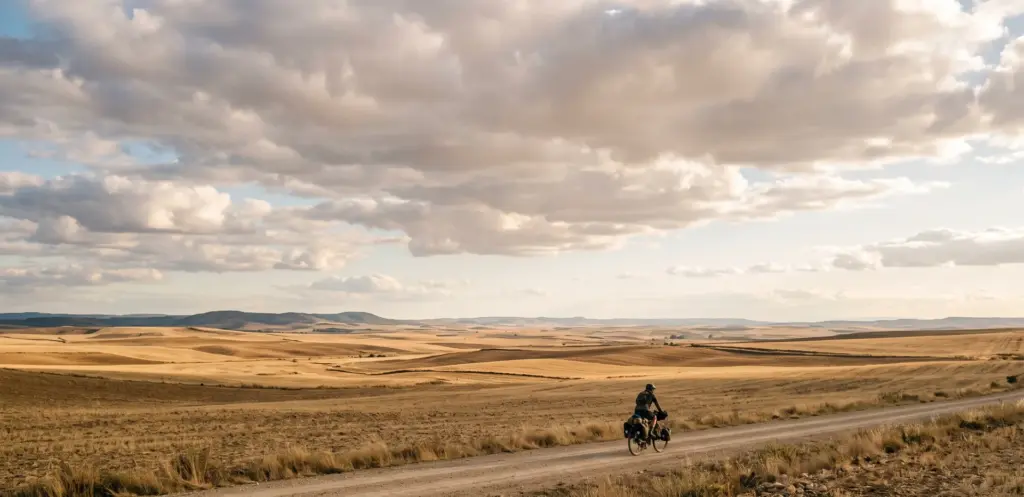 Ciclista cruzando la Meseta en el Camino de Santiago en bicicleta, zona sin cobertura con mapa offline