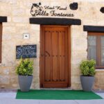 Entrada del Hotel Rural Villa Fontanas en Hontanas, Camino de Santiago (Burgos)
