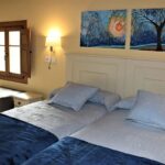 Habitación con dos camas del Hotel Villa Fontanas, Hontanas (Burgos)