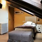 Habitación abuhardillada del Hotel Villa Fontanas, Hontanas (Burgos)