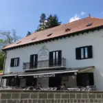 Fachada del Hotel Casa Sabina en Roncesvalles, inicio del Camino de Santiago