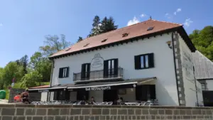 Fachada del Hotel Casa Sabina en Roncesvalles, inicio del Camino de Santiago