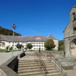 Colegiata Real de Roncesvalles junto al Hotel Casa Sabina