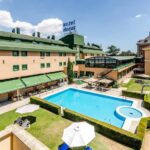 Vista del jardín y la piscina del Hotel Alda Río Tormes