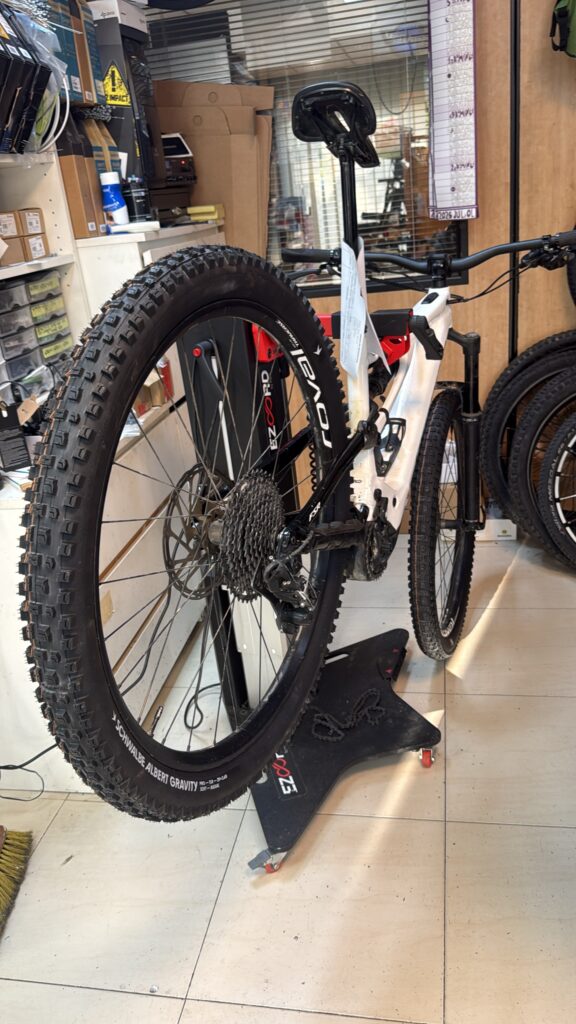 E-bike de montaña en el soporte de trabajo del taller de Bicigrino